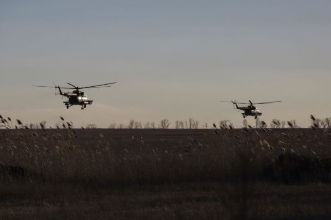 Ilustrasi helikopter Angkatan Bersenjata Ukraina terbang di atas lapangan di luar kota garis depan Bakhmut, di tengah serangan Rusia di Ukraina, di wilayah Donetsk, Ukraina, Ahad (5/3/2023).